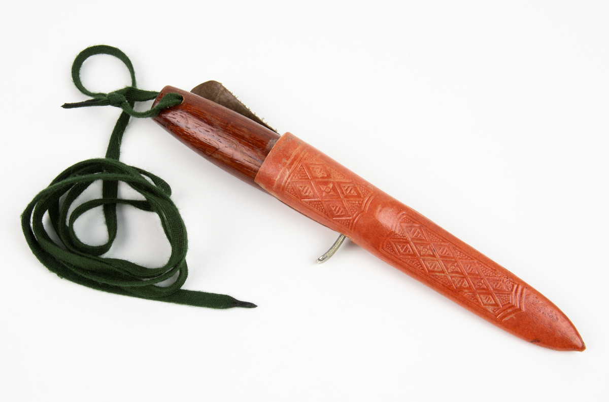 Slidkniv med rostfritt blad, träskaft, parerstång och slida tillverkad av unika. I kniven sitter en grön textilrem.