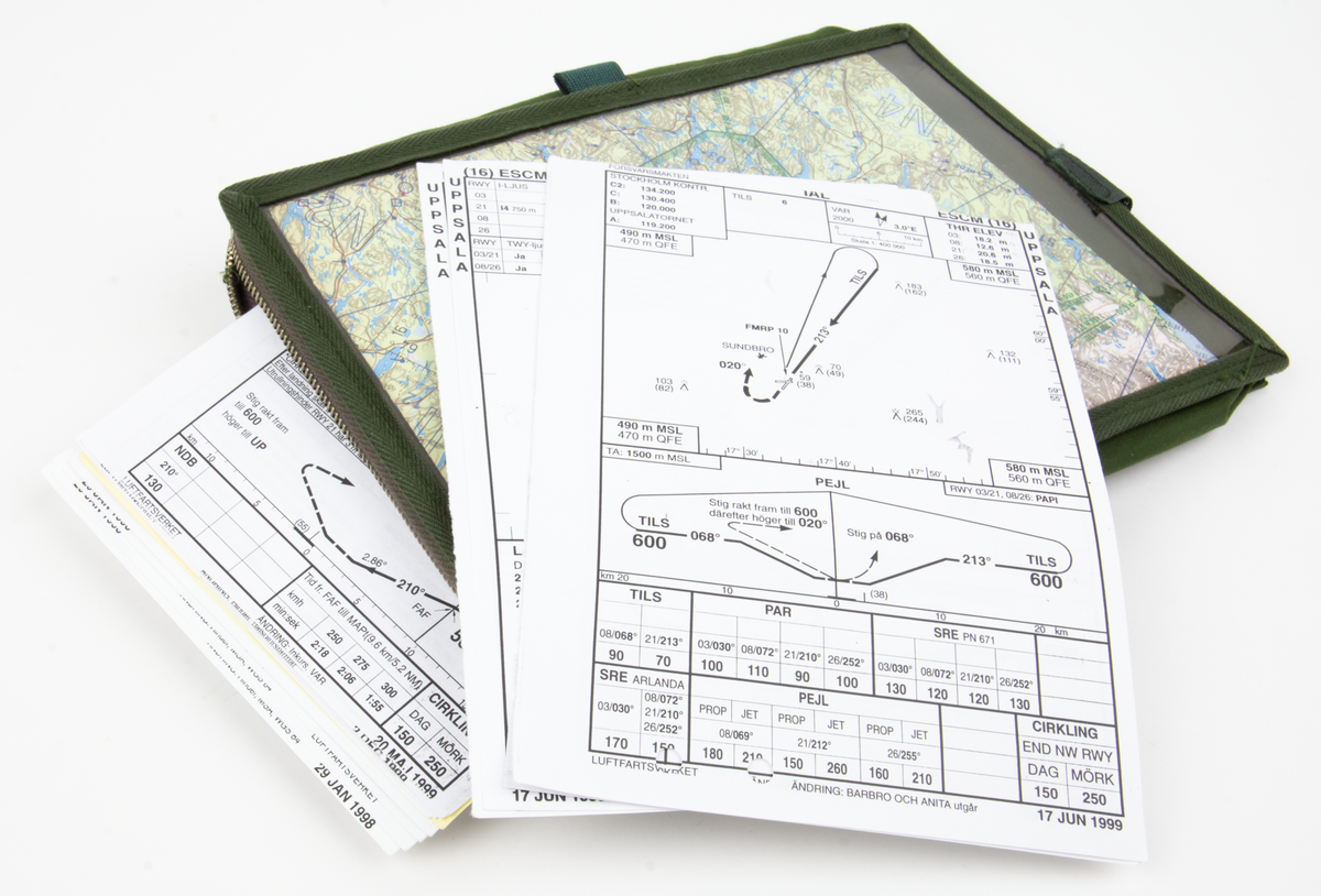 Fönsterficka innehållande karta samt ett antal landningskartor. Fickan fästes om benet med hjälp av kardborreband vid flygning.