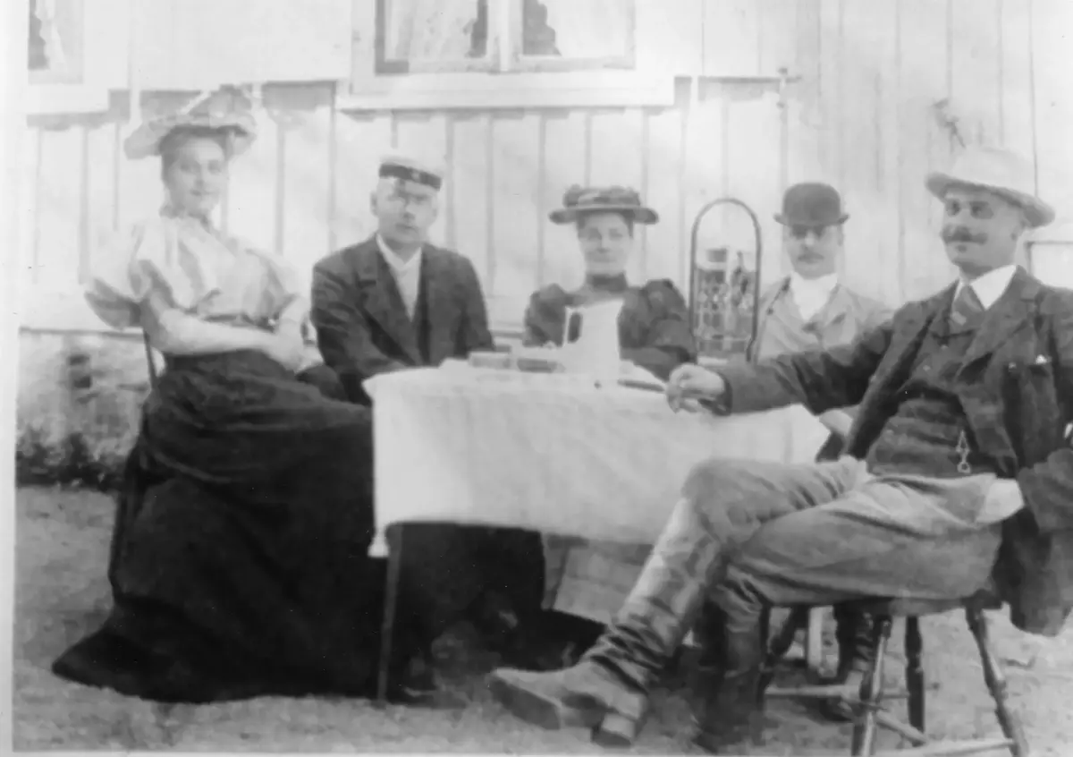 Familjen Salomonsson med gäster på en kaffestund i trädgården utanför Fågelbros norra flygel