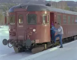Dieselmotorvogn BM 86 20 med persontog til Rødberg vpå Veggl