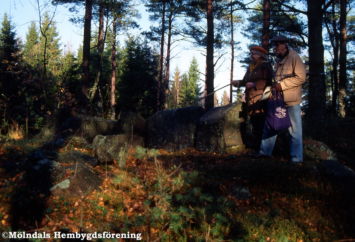 Kärra i Mölndal, oktober 1991. Johan och Anna-Greta Ryhag vid Hällkistan i Blixås.