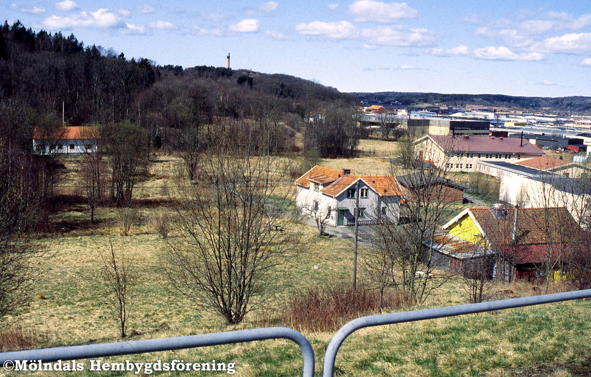 Bebyggelse i Kärra, Mölndal, i april 1994. I förgrunden ses gården Kroken 2. I bakgrunden pumpstationen för Åbro. Kä 6:10.