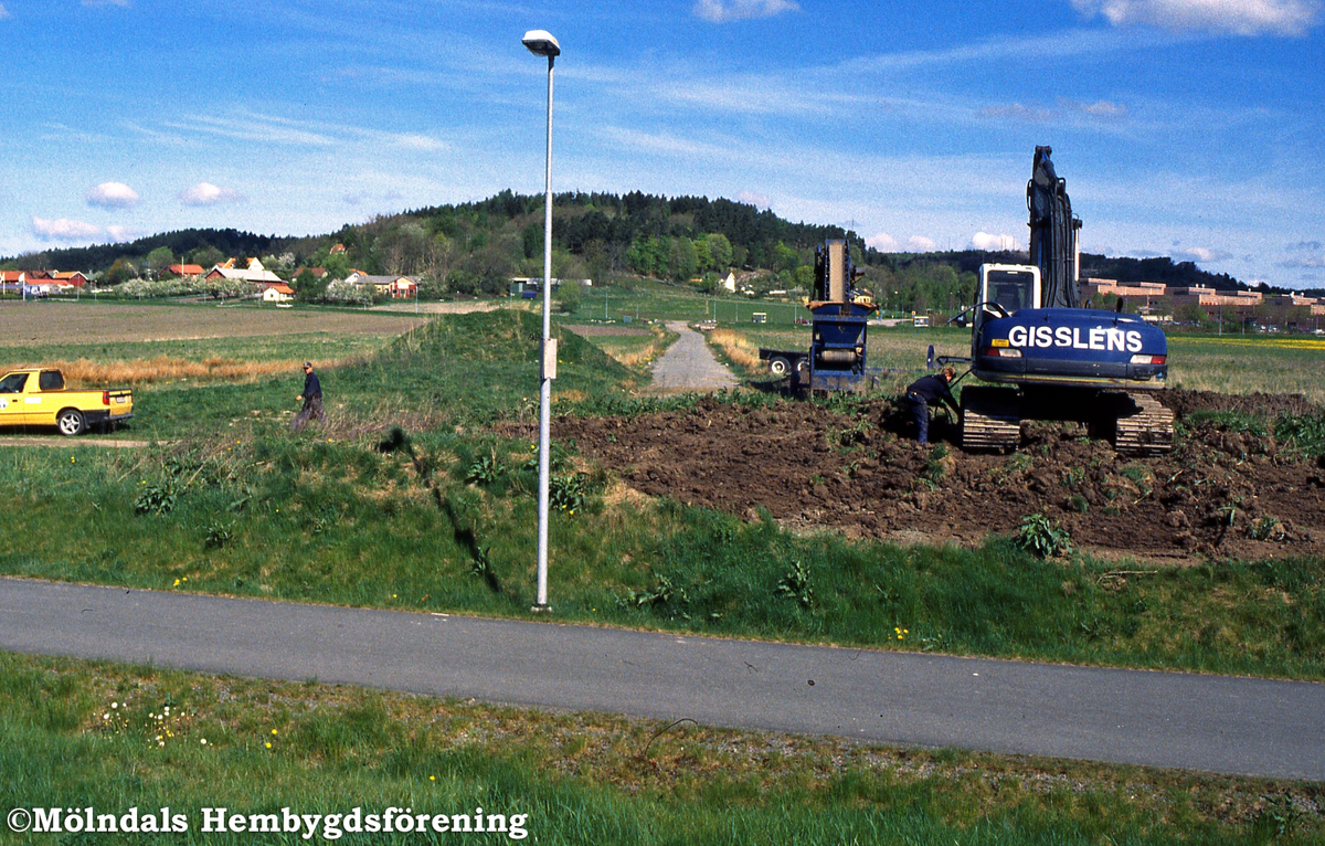 Fässbergsdalen i Mölndal, maj 2000. Matjorden från Jolengatan harpas och körs bort.