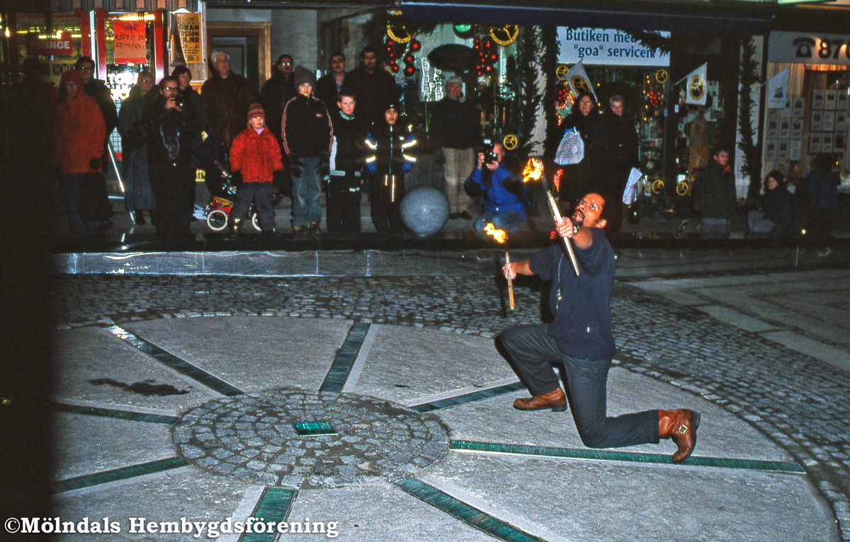 Mölndals centrum den 6 december 2002. Invigning av konstverket Passage av Yngve Brothén i den östra delen av Brogatan. En dansare.