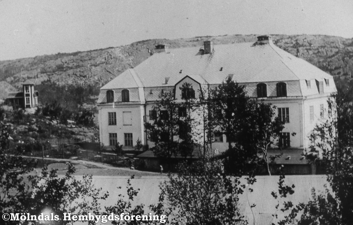 Krokslättsskolan i Krokslätt, Mölndal, år 1933. Lägg märke till skyttepaviljongen.