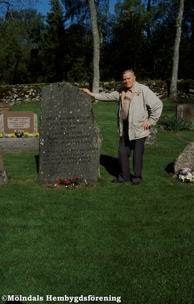 Sommarresa till Halland den 31 maj 1997. Guiden Leif Ahlberg vid Kungsbackagummans gravsten på Hanhals gamla kyrkogård.