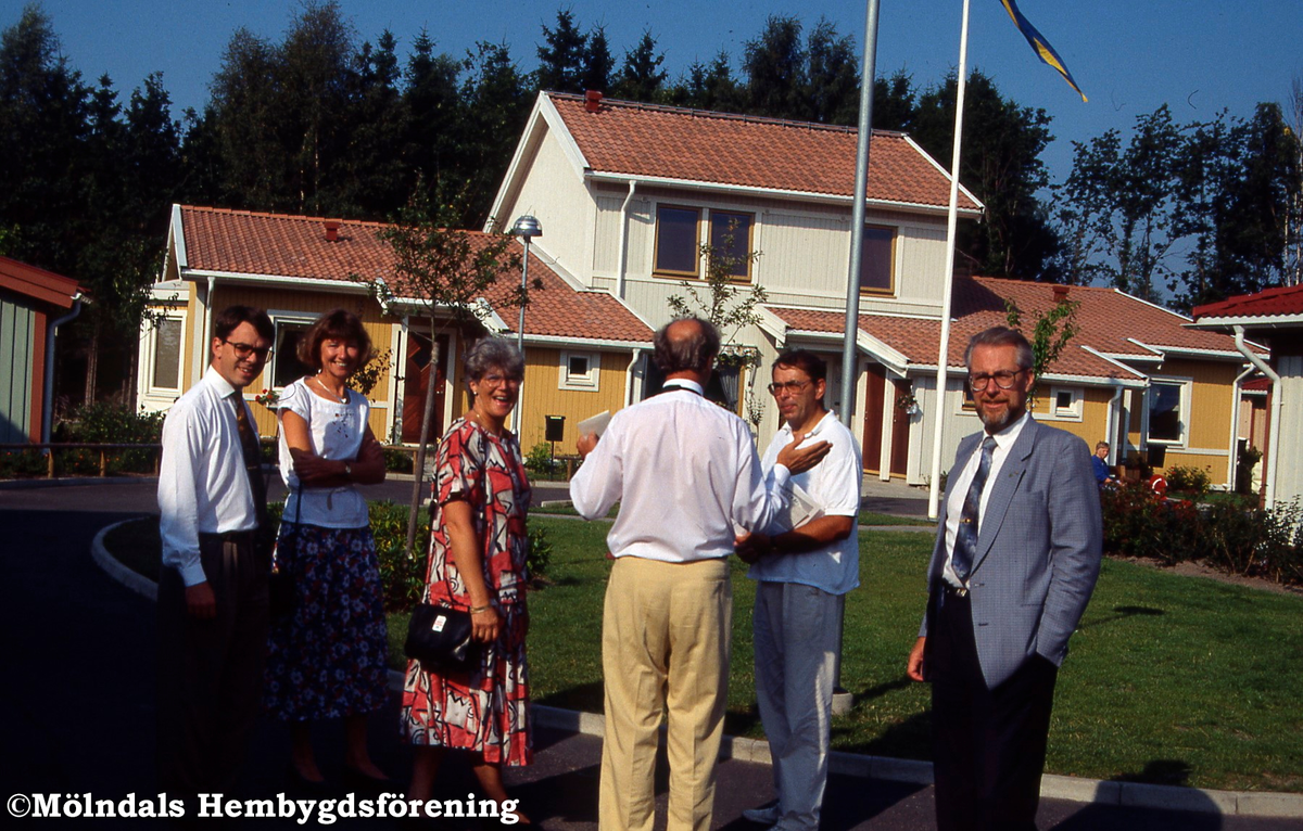 Kommunstyrelsens arbetsutskott på studieresa till Balltorp, Grönriskan och Förboproduktion i Härryda. I förgrunden Marita Aronsson och Leif Flatow. Fotografi i Östra Balltorp den 3 september 1991.