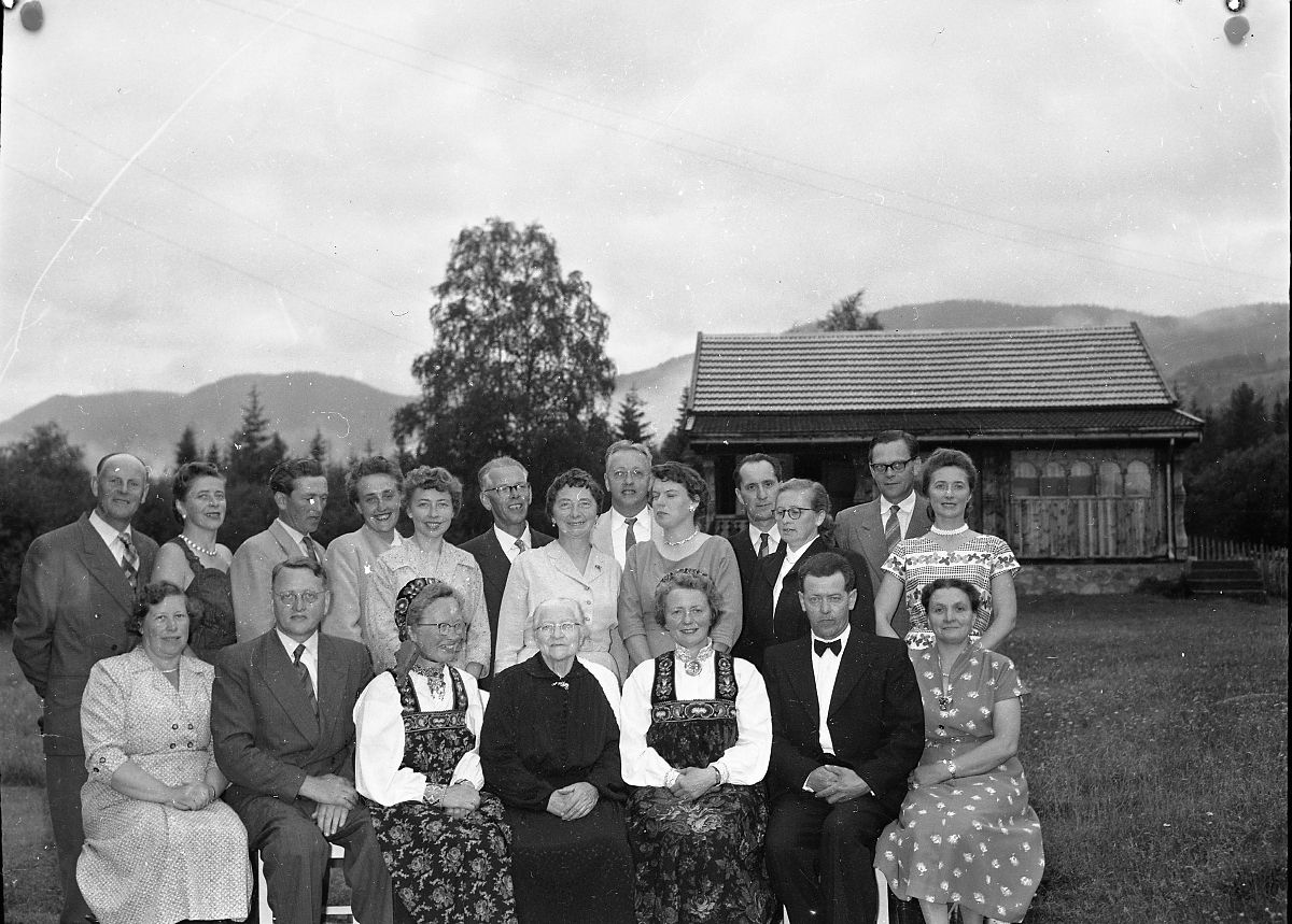Familien Solheim/Stuvengen. Mor Birgit Solheim i midten med barn og svigerbarn. 


