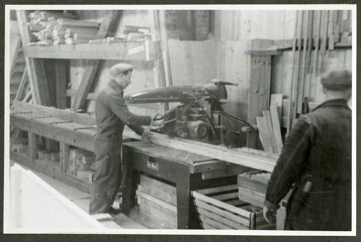 Foto av tremateriale og menn ved maskineri på  Aall-Ulefoss Brugs Dørfabrikk