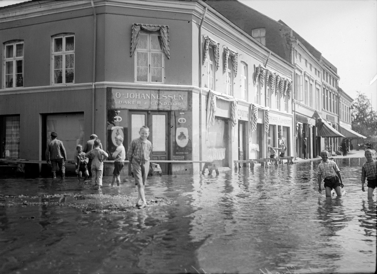 Hamar, Strandgata 15, Mjøsflommen 1927, barn leker i vannet foran O. Johannessen Baker & Conditori,