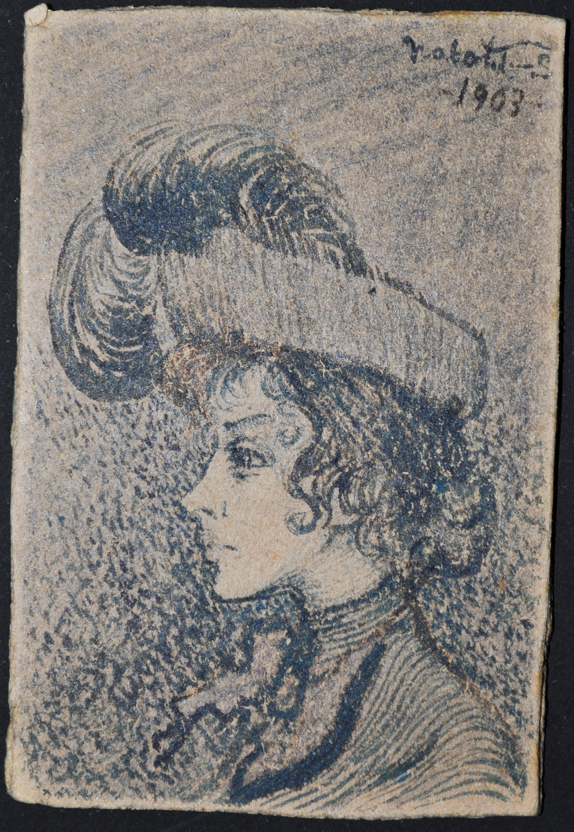 En kvinna sedd i profil som bär en  hatt med plym i.