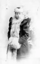 Laura "Lullik" Larsen-Naur med hatt, pels kåpe og muffe.