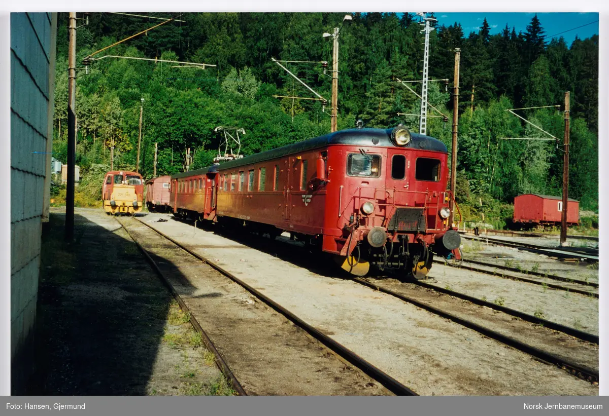 Elektriske motorvognsett type BM 68B ved lokomotivstallen på Hønefoss stasjon