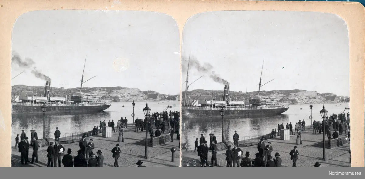 Stereofoto sett fra Kirkealmenningen på Kirklandet med DS "Olaf Kyrre" ute i havnebassenget i Kristiansund.
