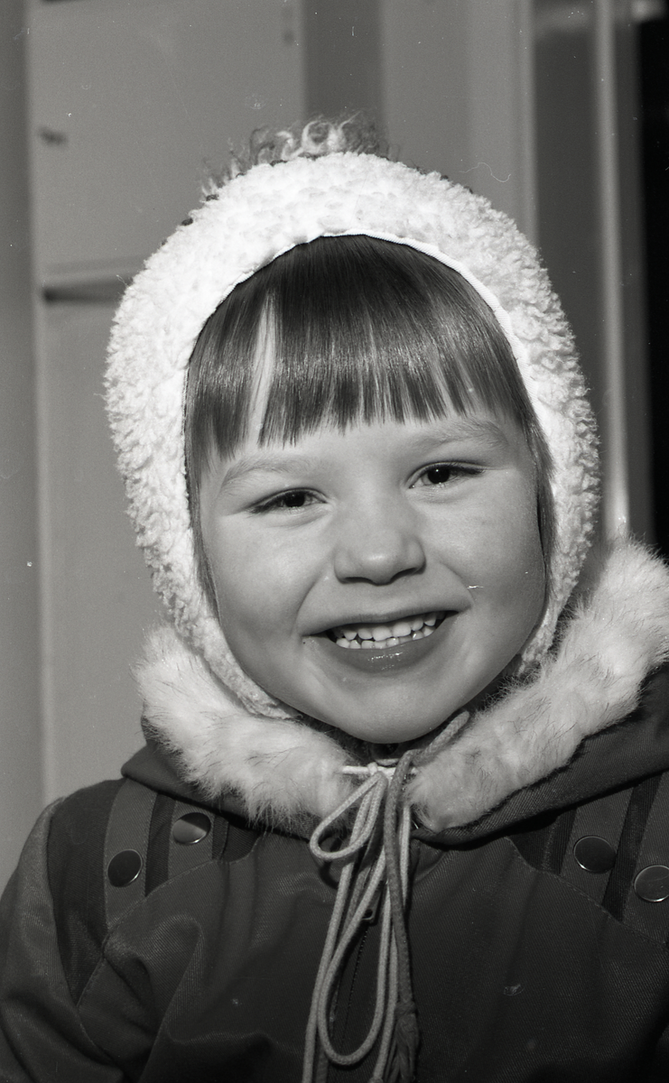 Bilde fra albumspalten. Jenta kom innom Svalbardpostens kontor og spurte pent om de gikk an å komme i avisa. Hun hilste hjem til mor og far.