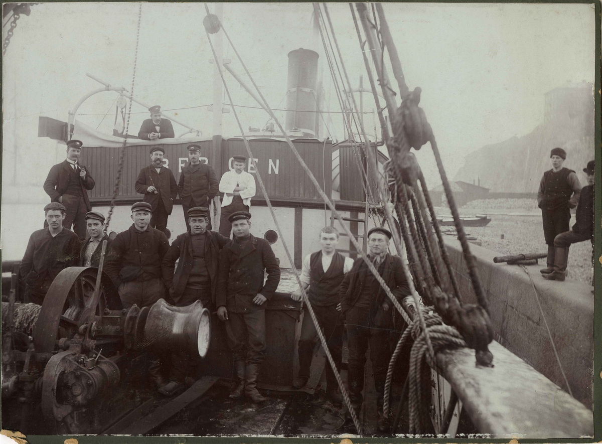 Mannskapet på DS BERGEN (bygget 1873) på dekk. Kaptein S. M. Johnsen.