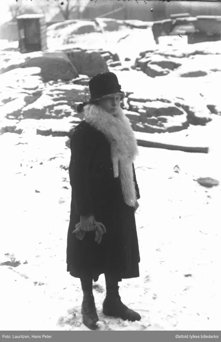 Fotografens datter, Ingertha Lauritzen hjemme på Hollenderbjerget i Moss ca. 1917-18..
Iført vinterhabitten og med sølvrev rundt halsen.
