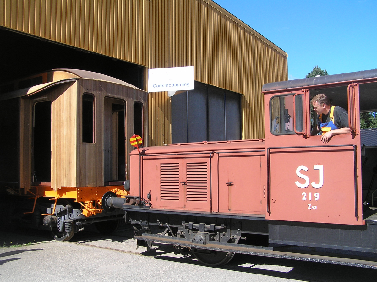 Rangering av restaurangvagn SJ Ro2 2702 med lokomotor SJ Z43 219.