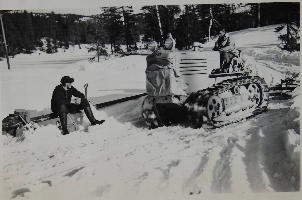 Traktoren ble brukt i Wahlströms skoger på Hajern i Sandsvær på 50-60 tallet.. 
Sittende på bakken Olai Hillestad på traktoren Ivar Pedersen.