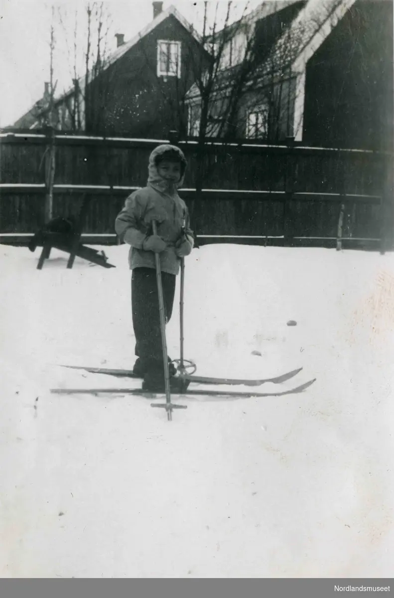 Et barn går på ski.