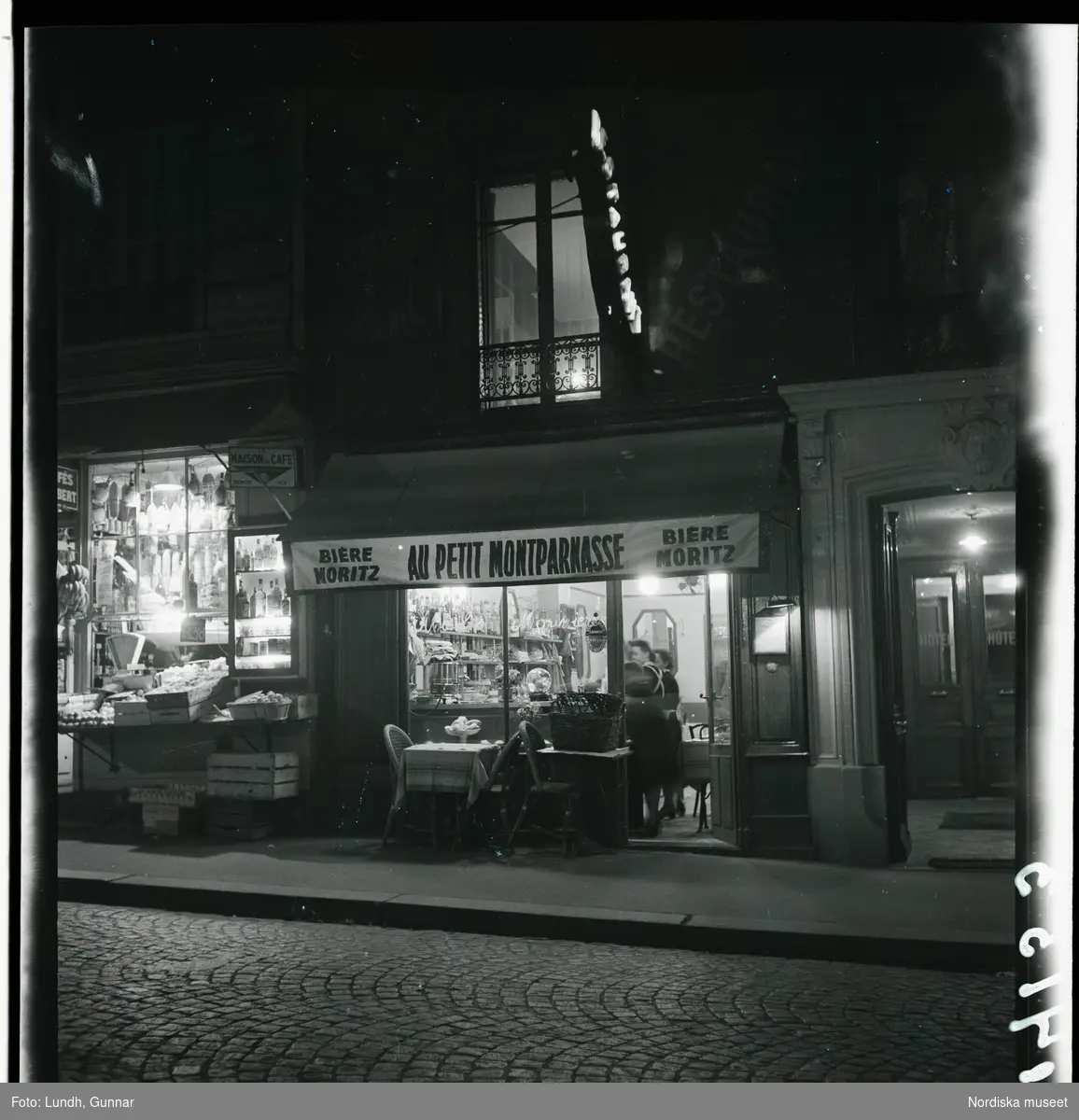 1950. Paris. Butik "Au petit Montparnasse" Exteriör