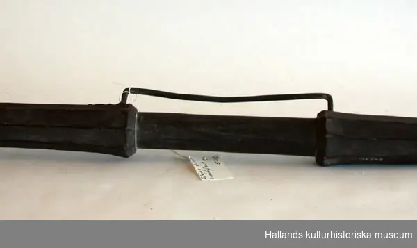 Sidenfana (och stång). Med Varbergs vapen och Gustav III:s namnchiffer. Sidenmonogram.