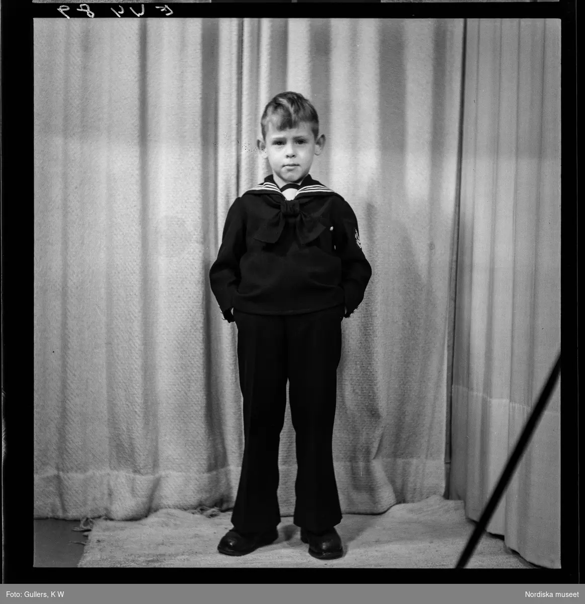 513 Karlströmer med fru och son. Porträtt av pojke i fotostudio.