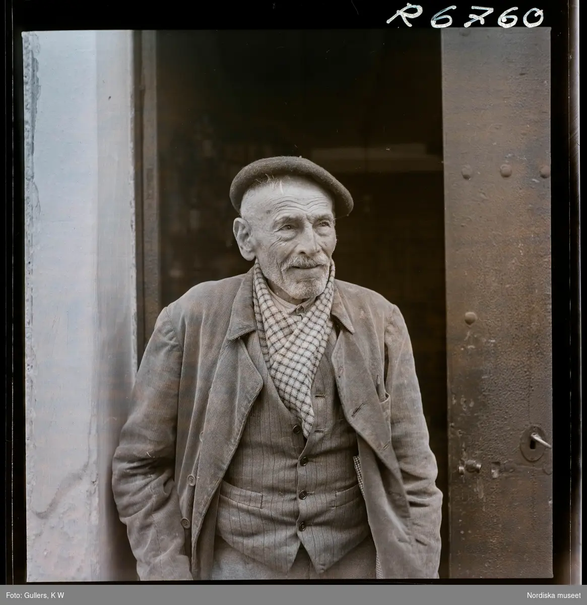 568 F. Stieg Trenter, Torremolinos. Porträtt av en man i basker.