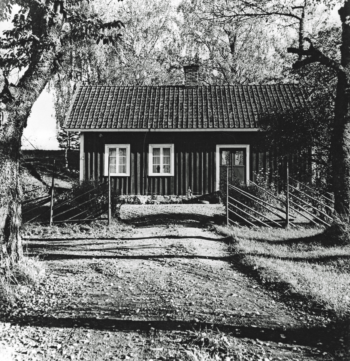 Ängatorp från nordväst. Bebyggelseinventering på Skövde övningsfält 1963-1964.