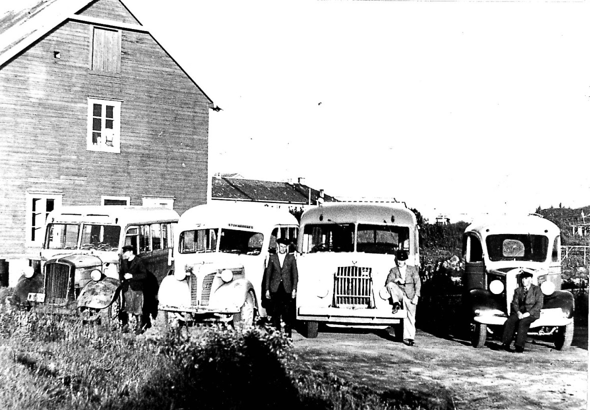 Hadseløens Rutebiler med sjåfører, selskapet var eid av 
Hanna Davidsen, Melbu.