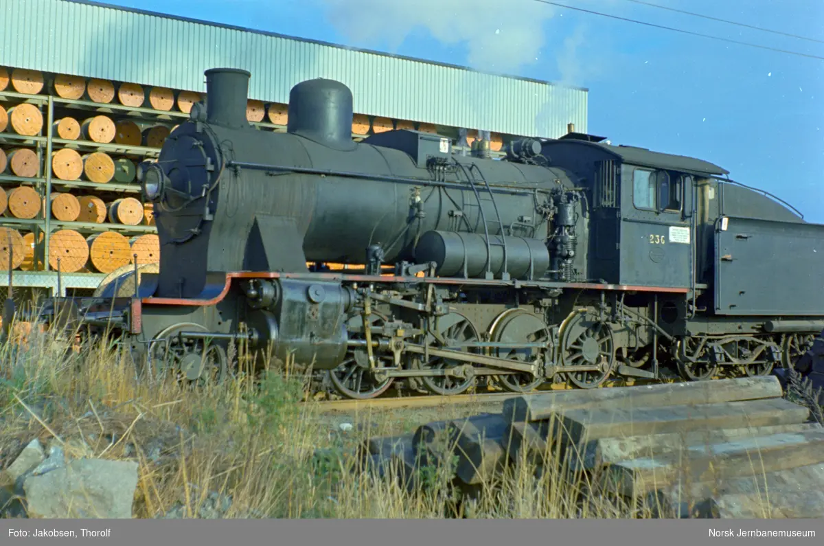 Damplokomotiv type 24b nr. 236 med kipptog ved kabelfabrikken på Holmen i Drammen