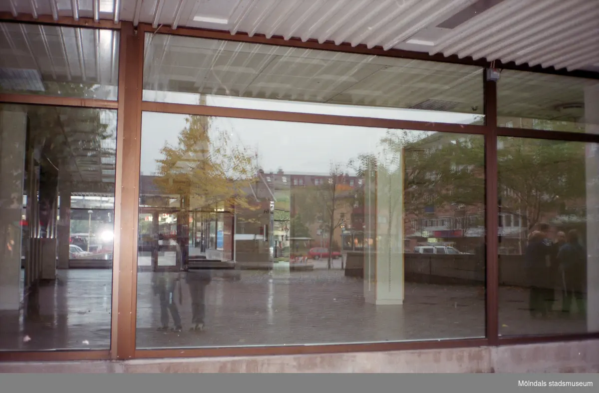 En tom butikslokal på Brogatan. Mölndalsbro i dag - ett skolpedagogiskt dokumentationsprojekt på Mölndals museum under oktober 1996. 1996_1227-1245 är gjorda av högstadieelever från Kvarnbyskolan 9D, grupp 6. Se även 1996_0913-0940.