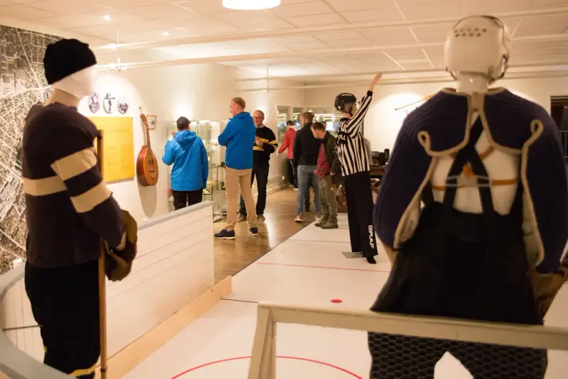 Bilde fra Storhamar Hockeymuseum. Dukker med tidligere drakter og andre spennende gjenstander