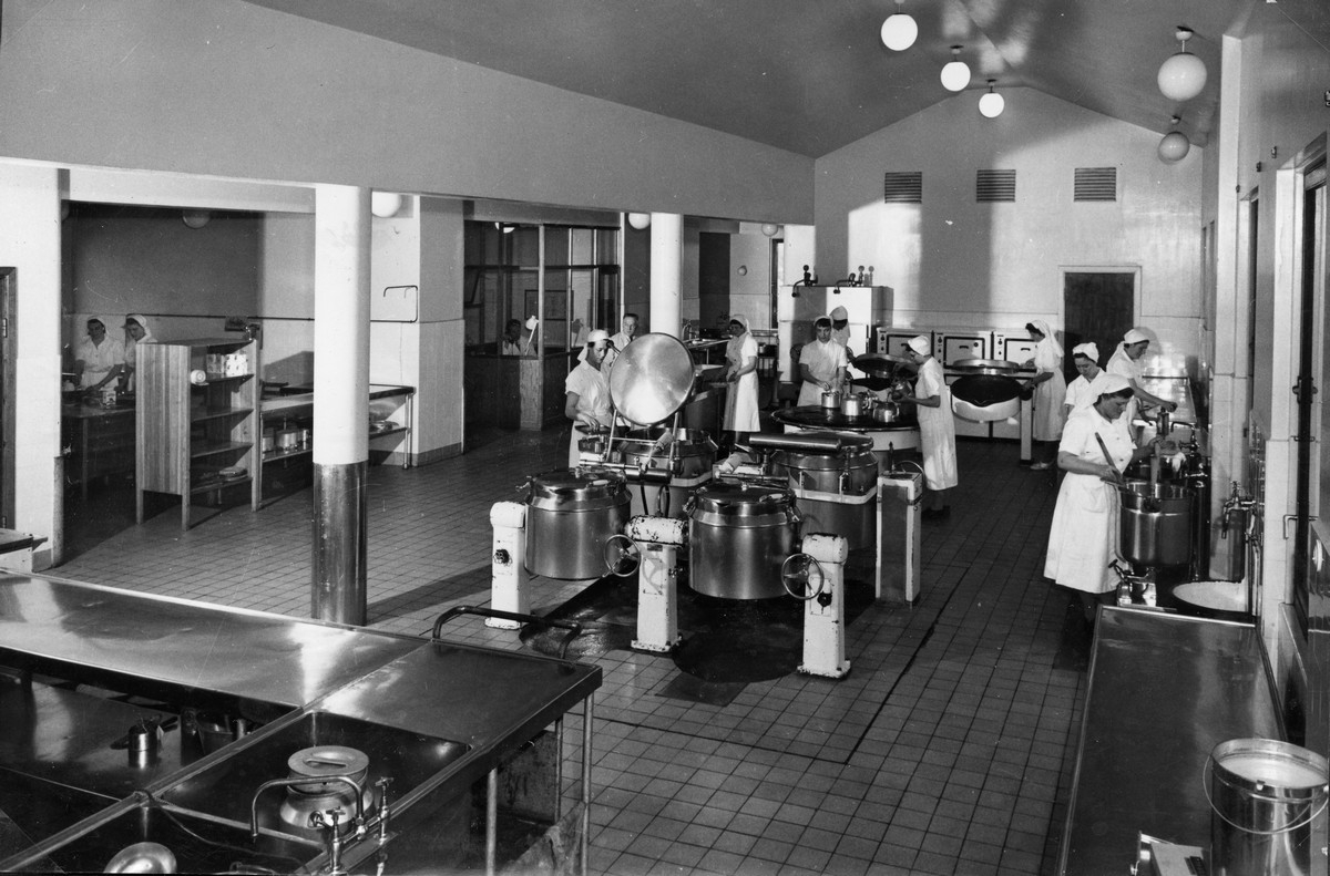 Kjøkkenet i den nye sykehusbygningen ved Stokmarknes sykehus i 1951
