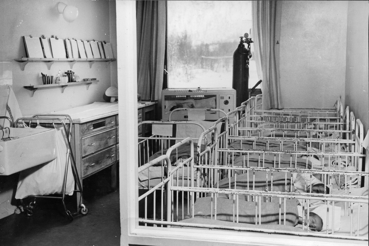 Babyer liggende i hver sin lille seng på fødeavdelingen i den nye sykehusbygningen på Stokmarknes 1951