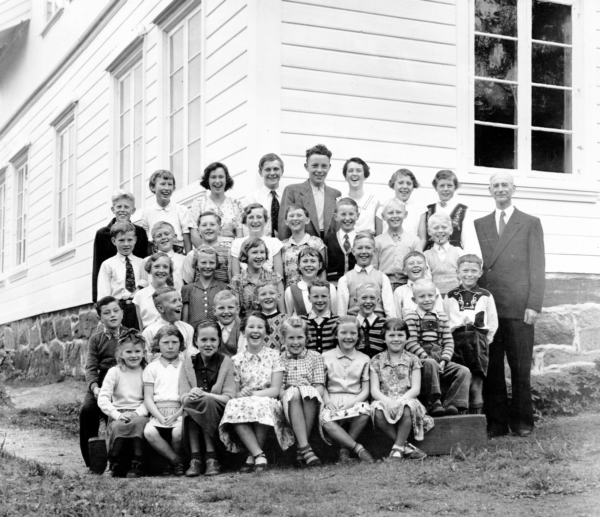 Hele Skåtøy skole. 31.05.1956. Klasseforstander Peter Amundsen
