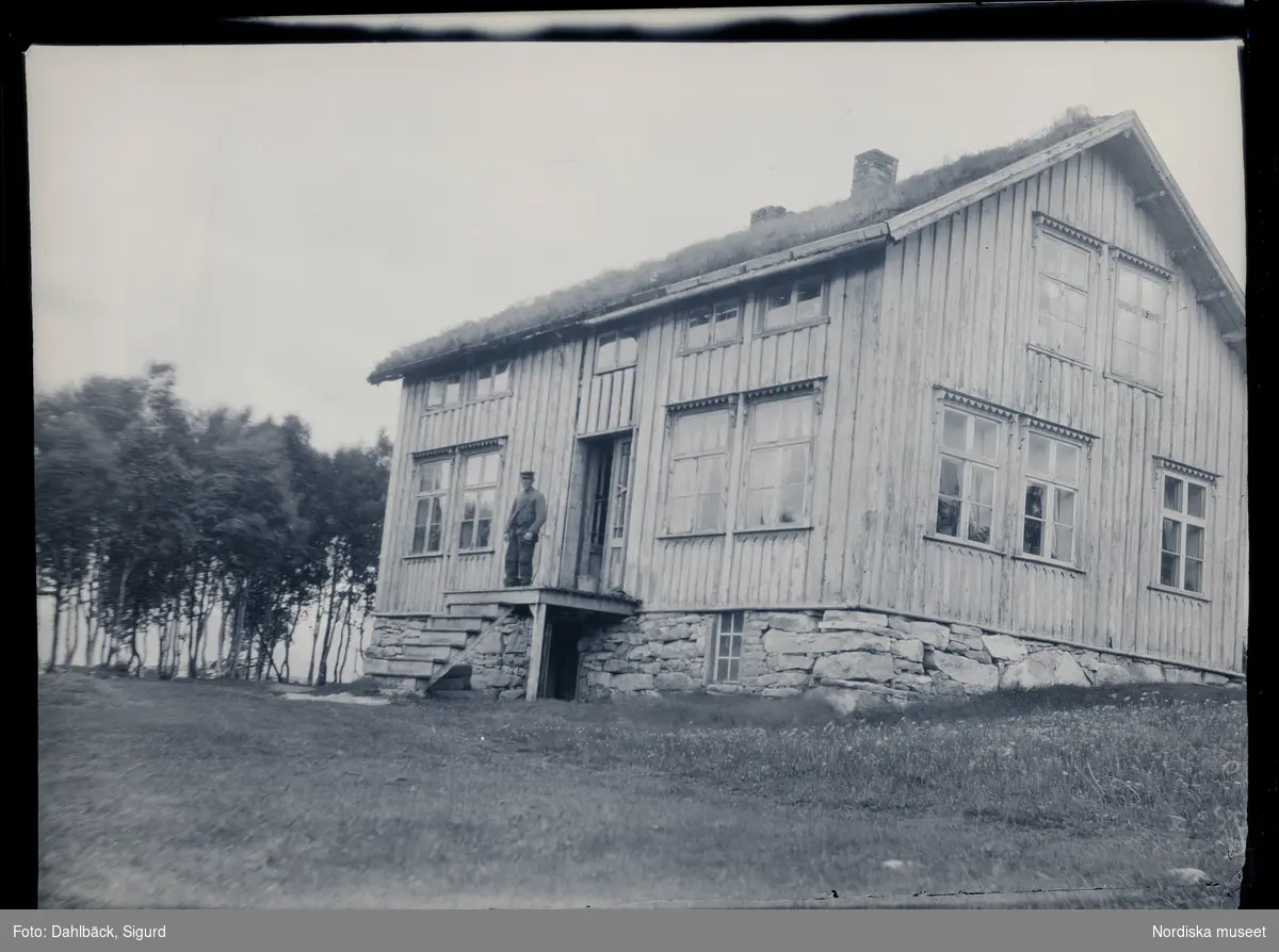 Fotografens anteckning: "45. Nordnorsk bondgård vid tillgång på virke (köpevirke): vid N.V. delen av Tysfjorden. Foto 1920"
