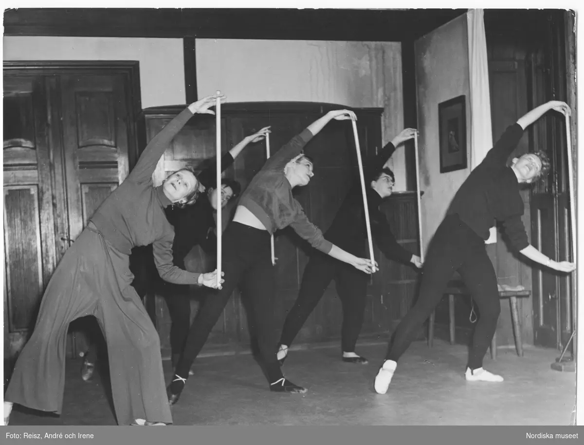 Fysisk träning på Kungliga högskolan för dramatisk art spelade en stor roll. Undervisningen ges av Mille Ronny Johansson, tidigare dansare.