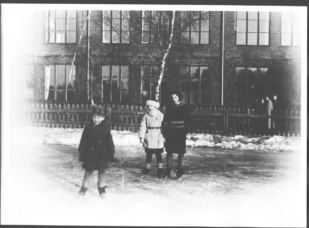 På skridskobanan utanför Örby skola år 1934. 
Flickan till höger på skridsko är Britta Karlsson (gift Rehnstam). ::