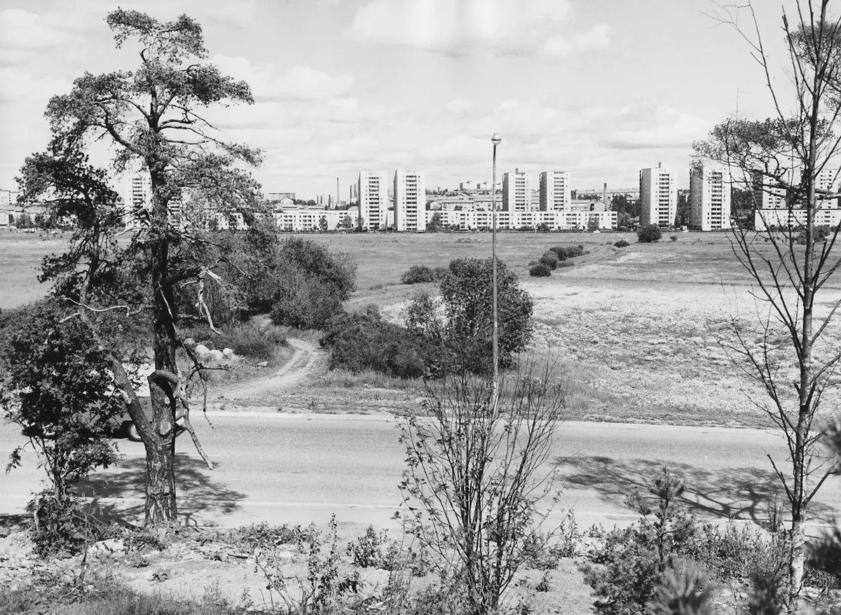 Göta landsväg fotograferad från forna vägen som ledde fram till Ersta från Huddingevägen. Bilden tagen ut mot Valla gärde i juli 1970 av Leif Eriksson. ::