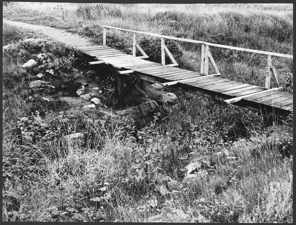 Bron över ån på Valla gärde, där Göta landsväg gick fram. 
Foto i juli 1970.
Fotograf: Leif Eriksson ::