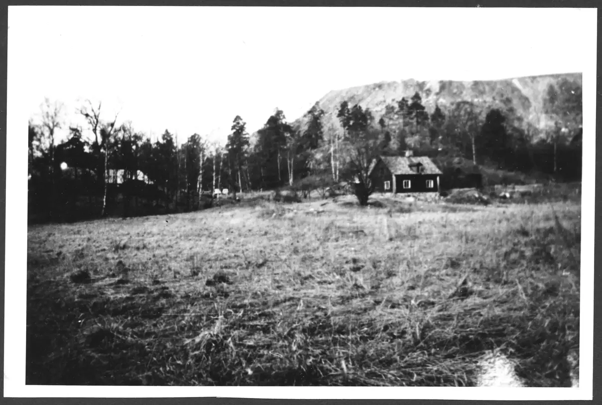 Högdalen 1958.
Fotograf: Märta Andersson  ; BHF studiecirkel ht 2016:
Strax öster om nuvarande korsning Magelungsvägen - Rågsvedsvägen