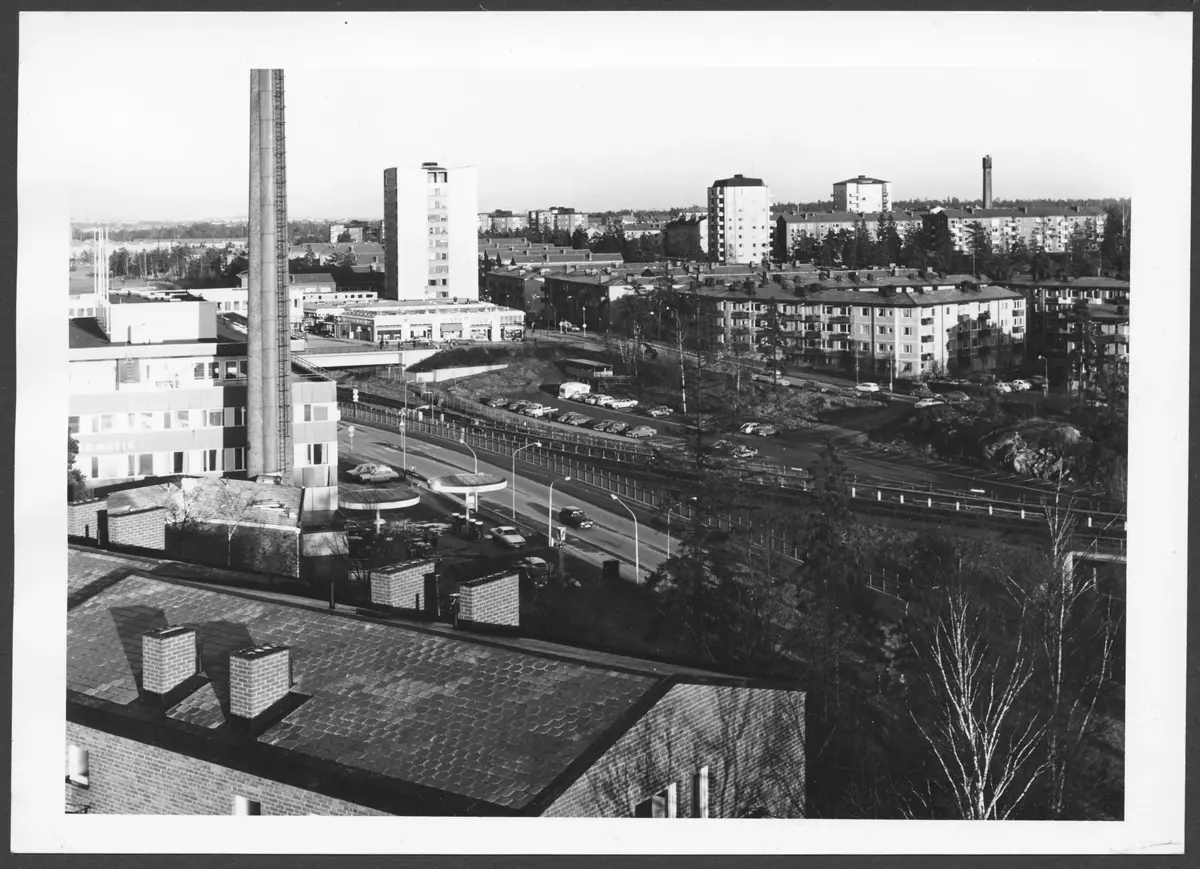 Utsikt från Skebokvarnsvägen 352 mot Högdalens centrum 1975.
