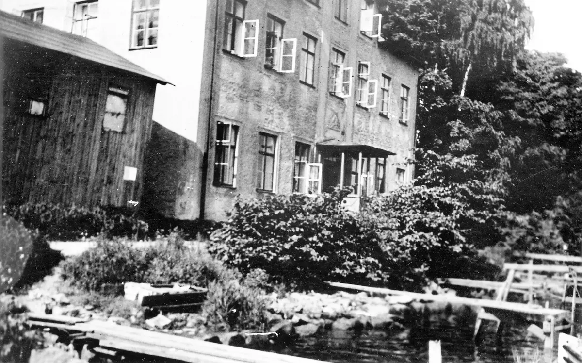 Stenhuset och gamla materialboden 1935 Ett bokbinderi har tidigare varit inrymt i huset ; Sjövik 4
