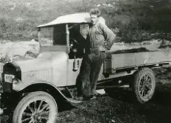Postmester på Langnes ved en ford lastebil Y-138 i 1928.