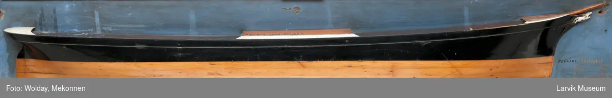 Halvmodell av bark RELIANCE som ble omdøpt til PEGASUS.
Blåmalt plate, skroget er sort over vannlinjen.