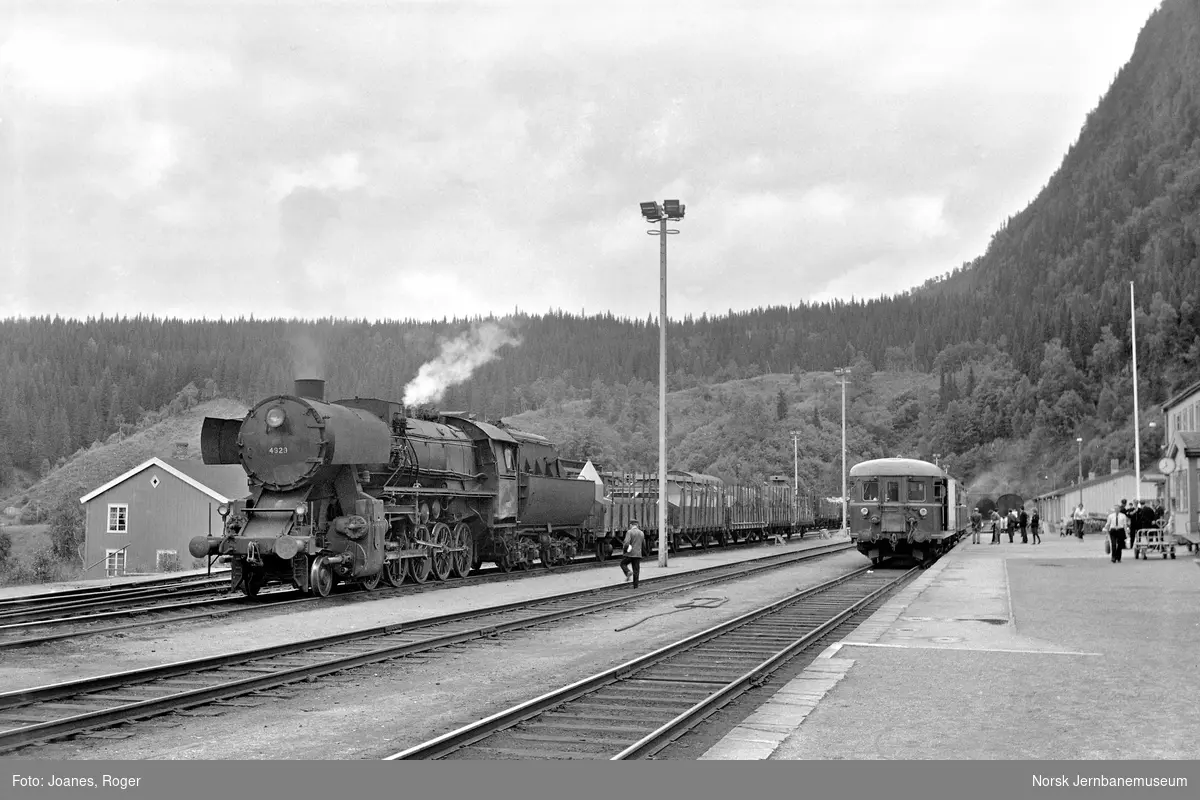 Kryssing mellom godstog retning Trondheim og Nordlandsekspressen på Grong stasjon. Damplok type 63a 4929 i godstoget. .