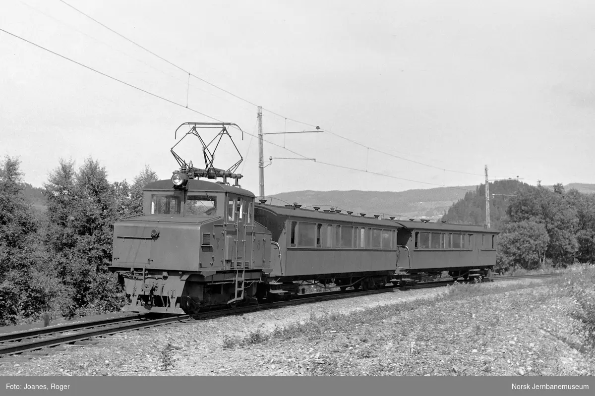 Persontog til Løkken., i nærheten av Svorkmo Toget trekkes av elektrisk lokomotiv nr. 6.