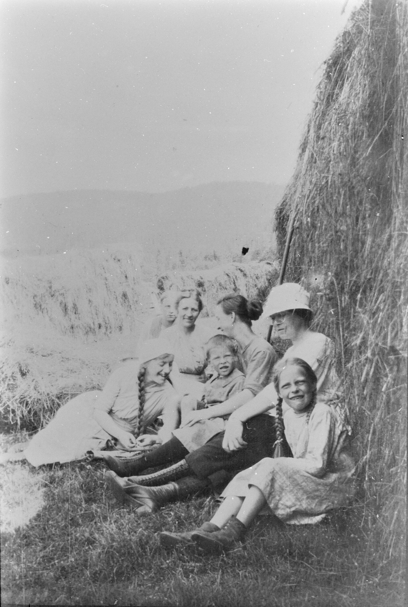 Pause i slåttonna på Hunstad, ca. 1920. 