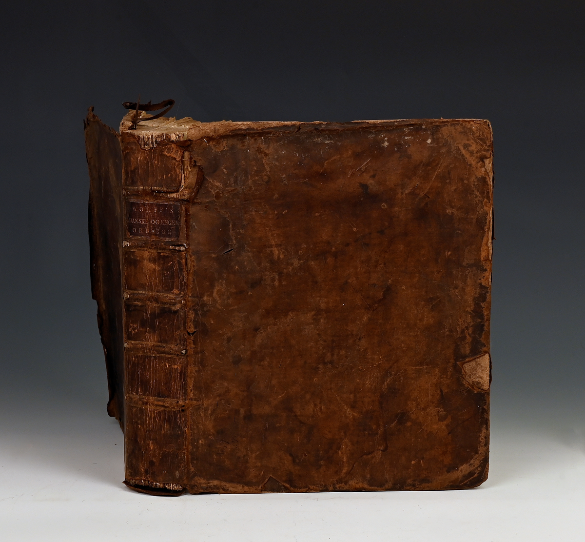 Fra protokollen: En dansk og engelsk fra 1779. Av Ernst Wolf. Titelblad mangler. Kvartbind i helsk. Har tilhørt P. A. Blom.
